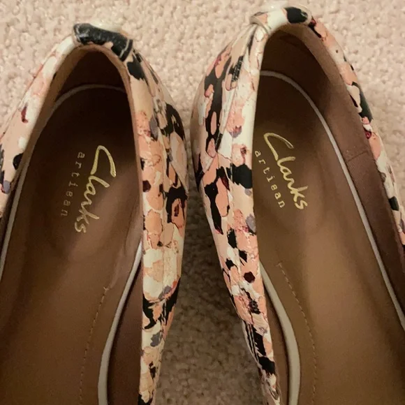 Clarks Artisan Women’s Floral Pumps - Picture 2 of 3